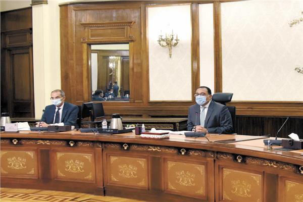 مدبولى خلال اجتماعه لمتابعة مشروعات البنية التحتية لشبكات الاتصالات بالعاصمة الإدارية