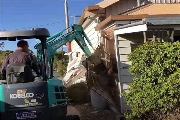شقيقان يهدمان منزل العائلة