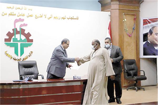 وزير القوى العاملة خلال تسليم وثائق التأمين
