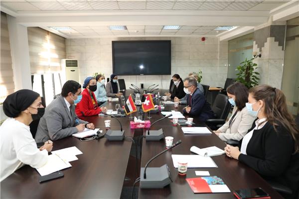 وزيرة البيئة ومحافظ المنيا يناقشون المرحلة الثالثة من إدارة المخلفات الصلبة