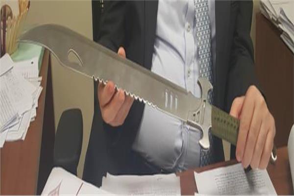 ضبط راكب بحوزته سيف بمطار القاهرة