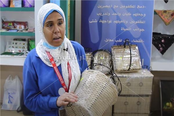 شيماء تعرض إحدى منتجاتها 