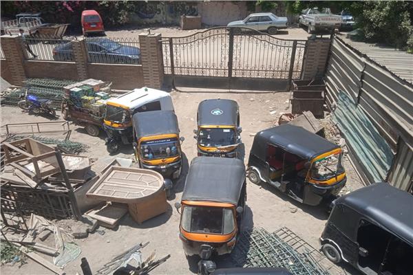  ضبط ٧ مركبات التوك توك وتحرير ٢٤ محضر اشغالات في منشأة القناطر بالجيزة