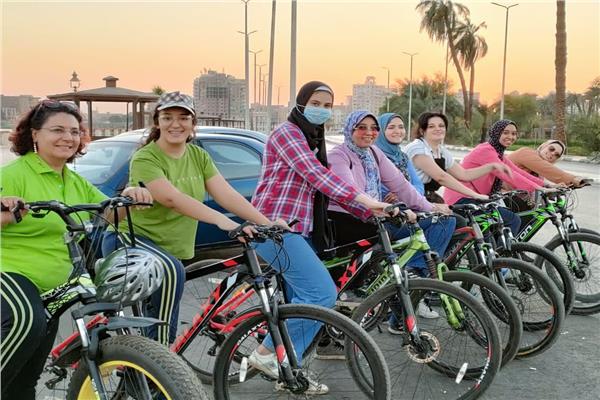 الجنس الناعم بـ«البسكلتة».. فراشات صعيدية تطير على كورنيش سوهاج 