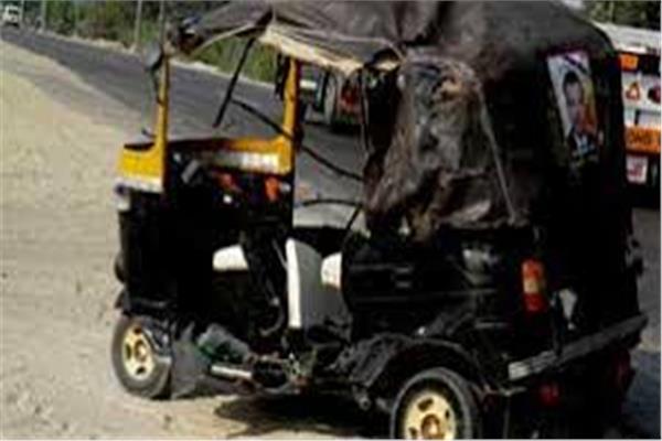 حادث تصادم سيارة نصف نقل وتوك توك