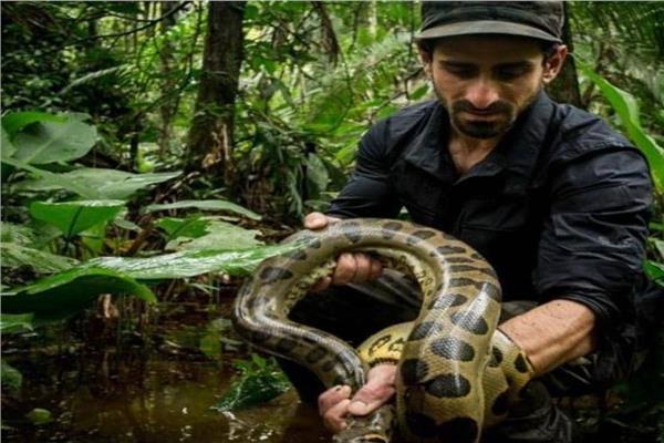 عالم أمريكي يعيش في غابات الامازون