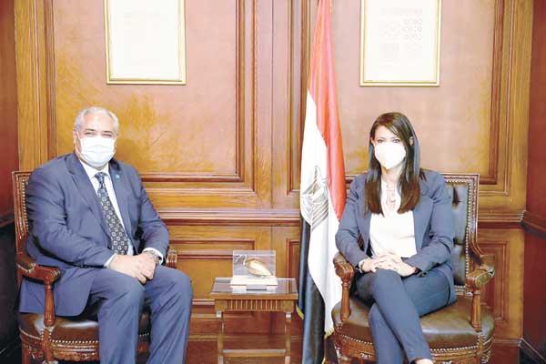  وزيرة التعاون وممثل «الفاو» خلال المباحثات