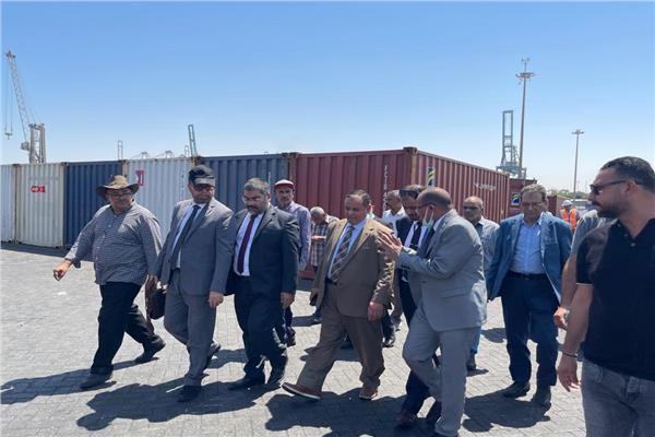 رئيس مصلحة الجمارك يقوم بجولة تفقدية لجمارك السخنة