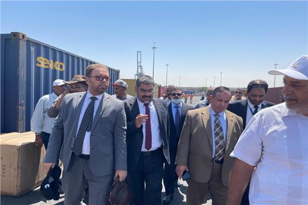  رئيس مصلحة الجمارك خلال جولة تفقدية لجمارك السخنة