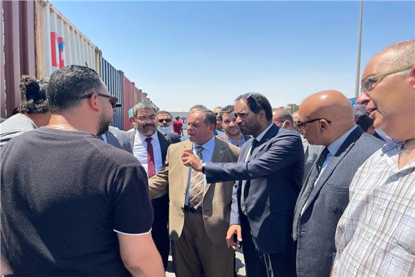 رئيس مصلحة الجمارك خلال جولة تفقدية لجمارك السخنة