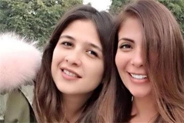 الفنانة منى ذكى وياسمين عبد العزيز 