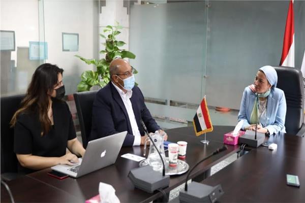  وزيرة البيئة تستقبل حاتم قنديل بطل مصر فى التجديف
