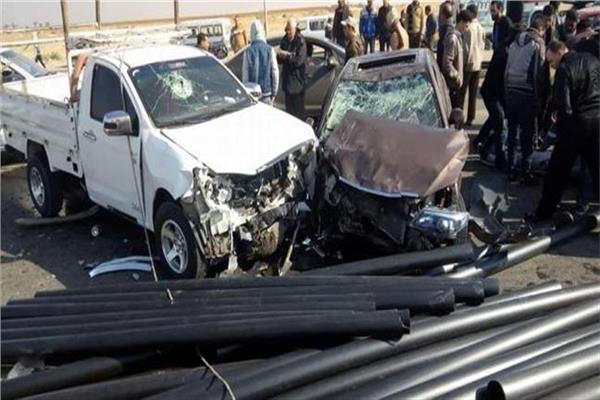 اصطدام سيارة نقل مع اخرى ملاكي بسبب التخطي الخاطئ والسرعة الجنونية