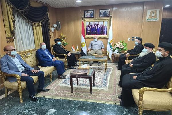  الأنبا باسيليوس يهنئ محافظ المنيا بعيد الأضحى المبارك