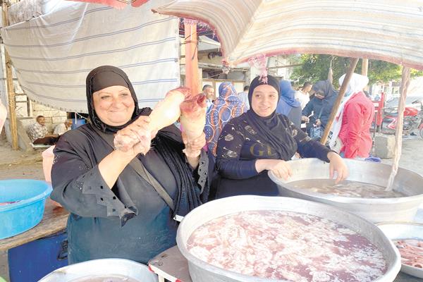 بائعة فواكه اللحوم وابنتها