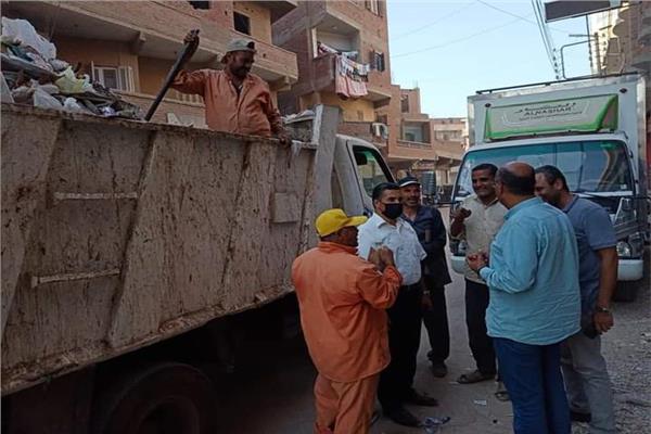 رئيس المدينة يتابع أعمال النظافة بشوارع مدينة الشهداء استقبالا لعيد الاضحى