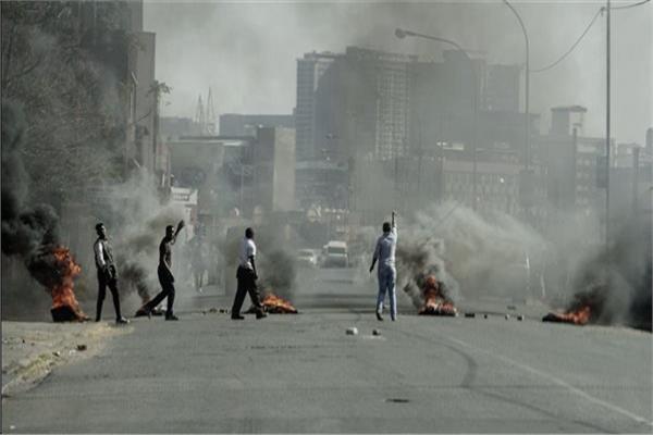 جنوب أفريقيا.. نهب 800 متجر وتدمير 100 مركز تجاري وخسارة 685 مليون دولار