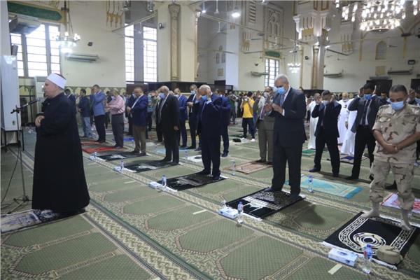 محافظ الجيزة يؤدى صلاة عيد الأضحى المبارك بمسجد المغفرة بحي العجوزة