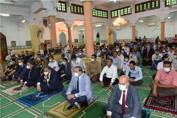 محافظ سوهاج ورئيس الجامعة يؤديان صلاة عيد الأضحى المبارك بمسجد الشرطة