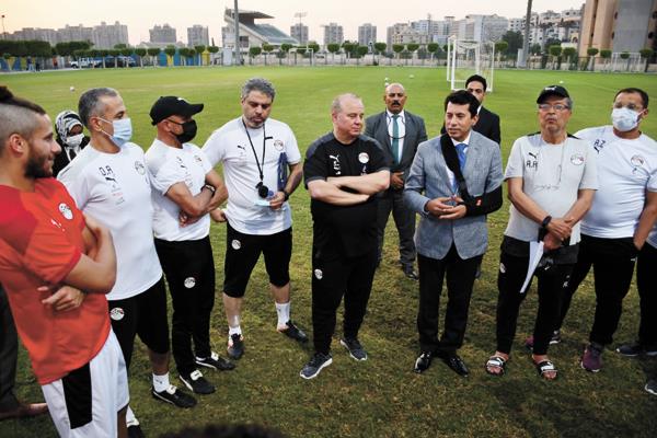  د. أشرف صبحى وزير الشباب والرياضة يحرص على دعم المنتخب الأوليمبى 