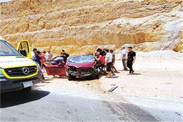 الإسعاف تقوم بنقل المصابين بطريق السويس السخنة