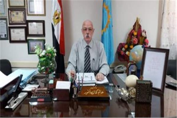 د.حاتم أنور مدير مديرية الطب البيطرى