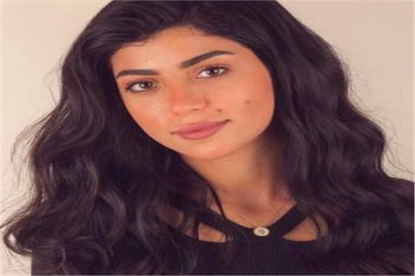 الفنانة كارولين عزمي