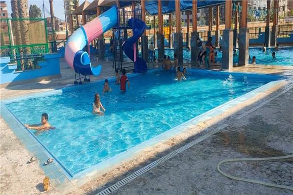 لجوء الشباب الى الاندية هروبا ىمن حرارة الجو فى المنوفية 