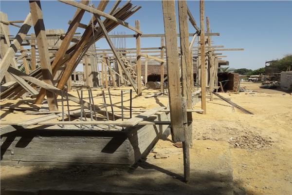 إزالة فورية ل ١٨ حالة تعدي بالبناء المخالف في أسوان