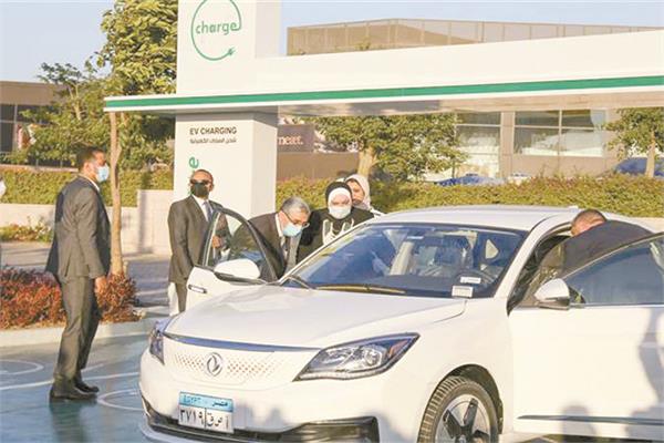  عدد من الوزراء أثناء الاحتفال ببدء المبادرة الرئاسية لاحلال السيارات المتقادمة