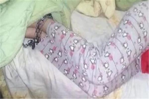 فتاة مكبلة بسلسلة حديدية بالوادى الجديد