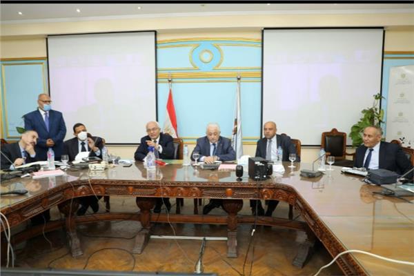 وزير التعليم ونوابه يترأسون غرفة العمليات الرئيسيه بالتعليم لمتابعة امتحان الفيزياء