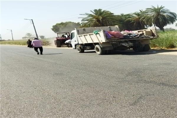رفع ٢٨ طن من الاتربة والمخلفات الصلبة بوسط مدينة إسنا
