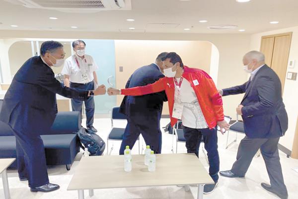 د. اشرف صبحى خلال لقائة مع رئيس اللجنة الأوليمبية اليابانية