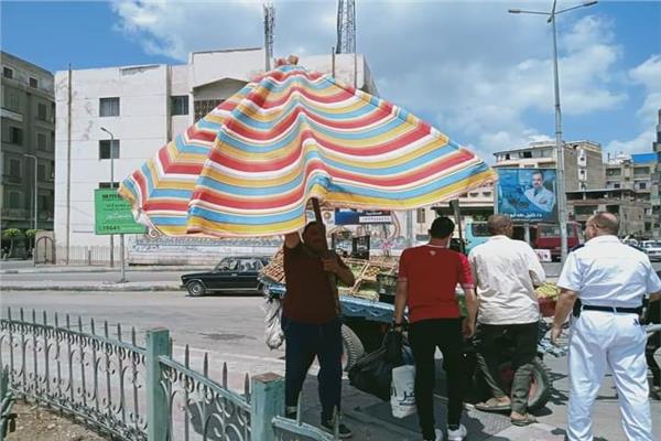 رفع ٣١١ حالة إشغال طريق مخالفة بمركزي دمنهور وابوحمص. 