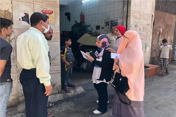 حملة مفاجئة للتفتيش على رخص المحلات بالمنيا 