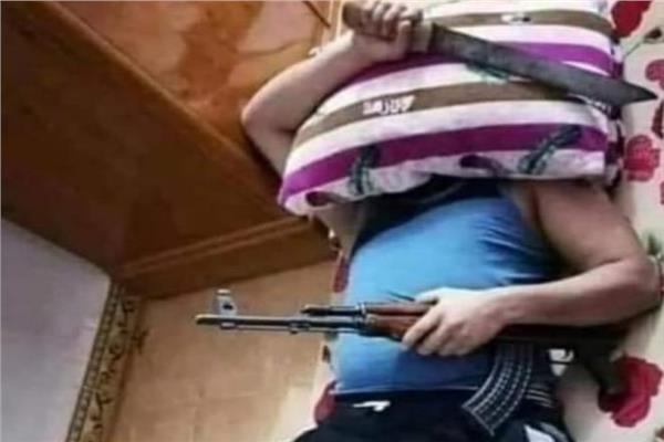 إحدى الصور الساخرة لزوج خلال نومه