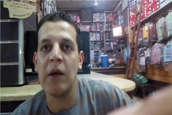 «عصفور».. شاب يأكل الزجاج والنار وأمواس الحلاقة