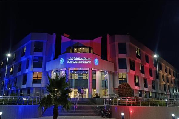 إضاءة مجمع الإسماعيلية الطبي باللون الأزرق في اليوم العالمي للالتهاب الكبدي