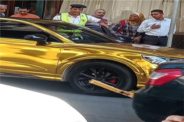 سيارة حمو بيكا الذهبية