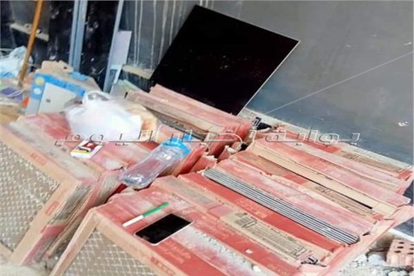 جانب من المواد المستخدة في الإنشاءات المخالفة لمحل تجاري