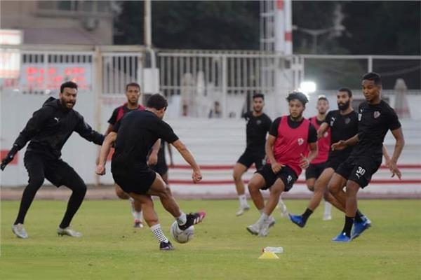 تدريبات فنية بالكرة للاعبين في مران الزمالك 
