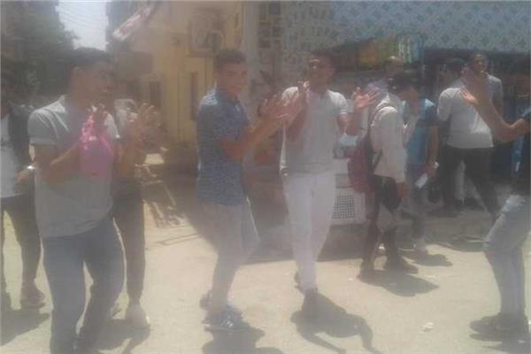 سلفي ورقص أمام لجان الثانوية الأزهرية بالمنيا في أخر أيام الامتحانات 