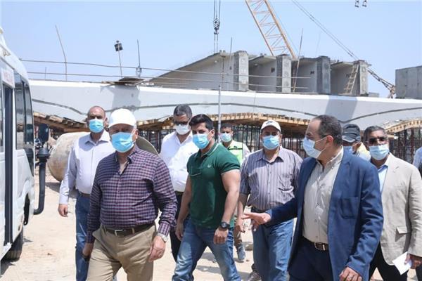 الوزير خلال تفقد مشروع قطار العين السخنة