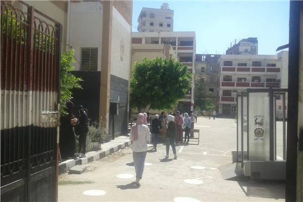 طلاب الشعبة العلمية بثانوية البحيرة