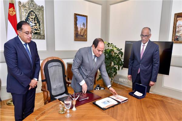 عينات من العملات الجديدة أمام السيسي