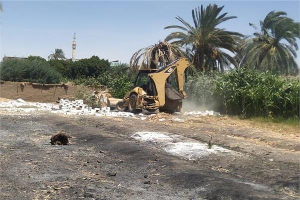 إزالة حالتى تعد بالبناء على أراض زراعية في المهد بإسنا 