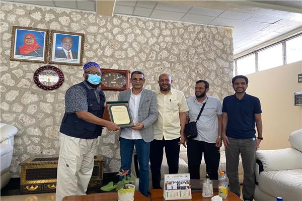 وزير الصحة التنزاني يكرم الفريق الطبي بالقافلة الطبية لجامعة أسوان 