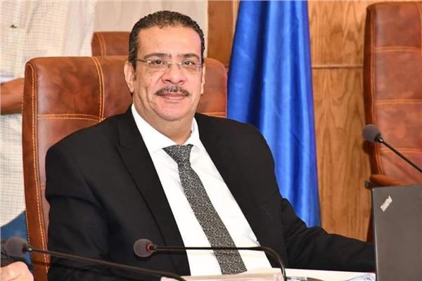 الدكتور أحمد زكي رئيس جامعة قناة السويس