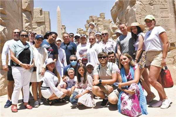 وزير الآثار يتفقد تطوير طريق الكباش ويلتقط الصور التذكارية مع السائحين